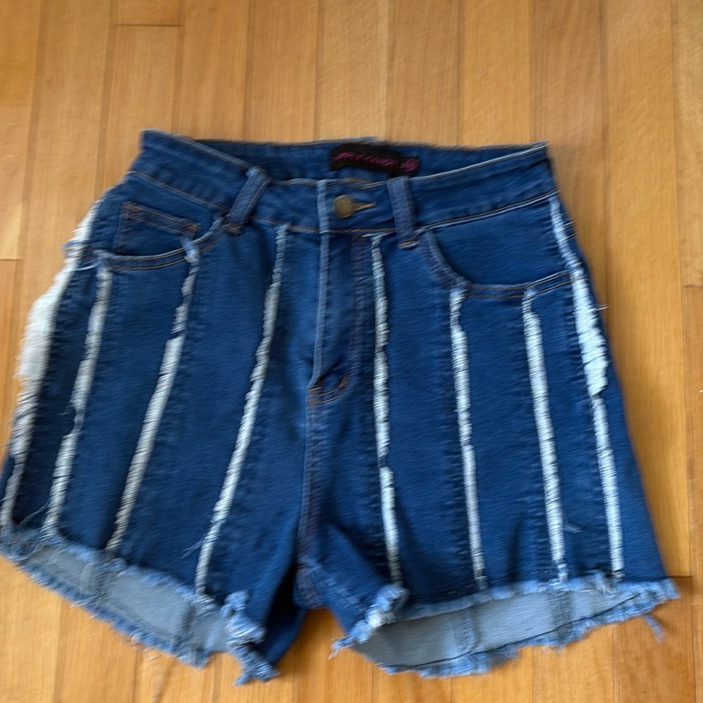 PURPLE CANDY DENIM SHORT. SIZE MEDIUM. FRAYED DETAIL.